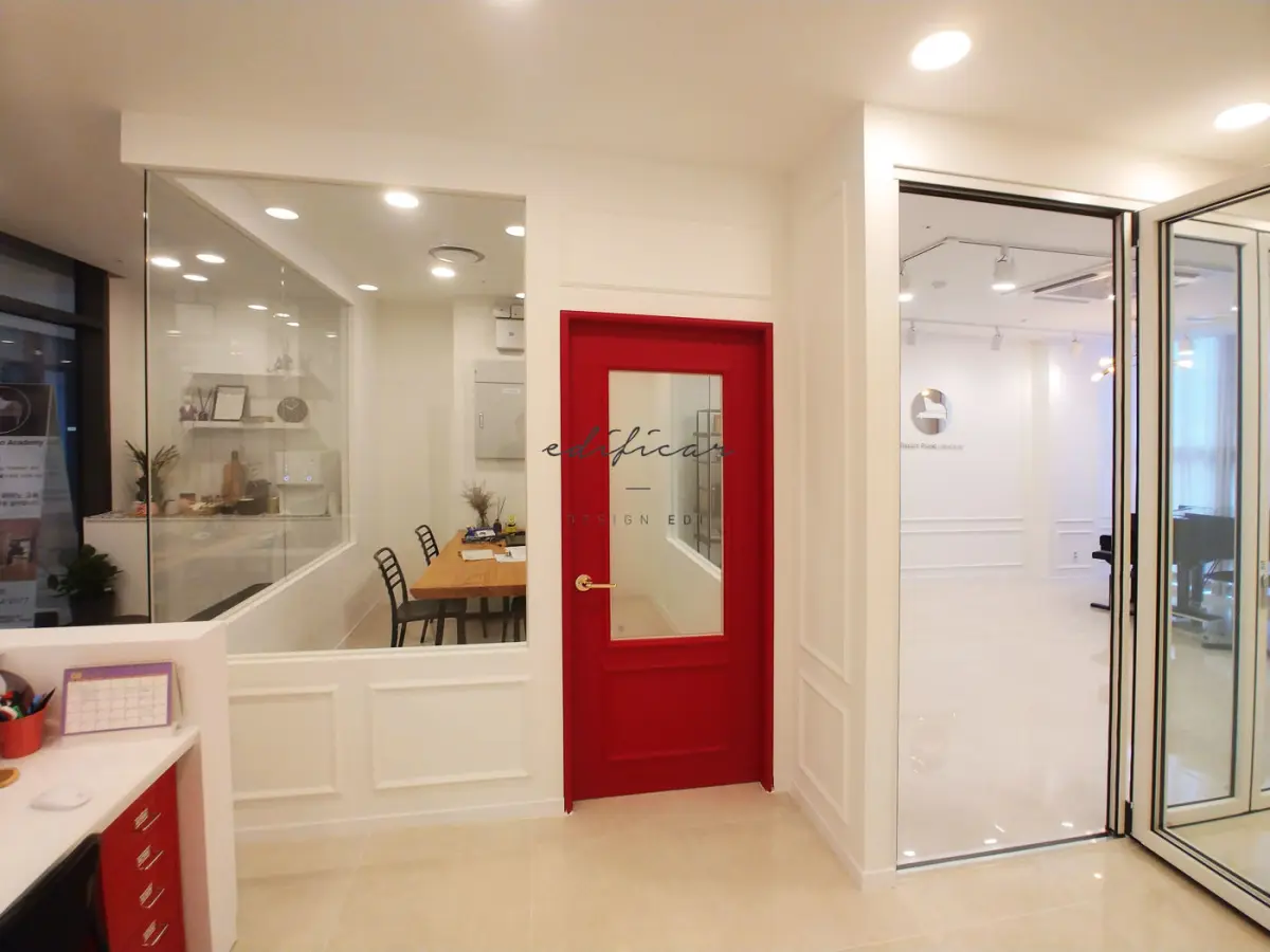 레드 포인트 도어가 돋보이는 피아노학원 인테리어